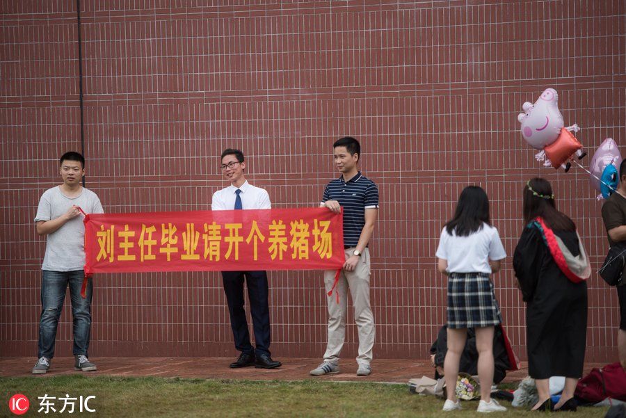 拍毕业照惊现小猪佩奇 还有横幅请班主任开个