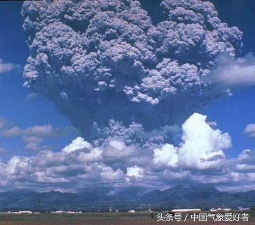 日本麻烦大了!巨型超强台风兰恩即将登陆,火山