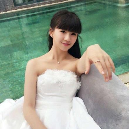 小彩旗荧屏初吻被晏紫东吻出拔丝被狂喷，男方称雨太大