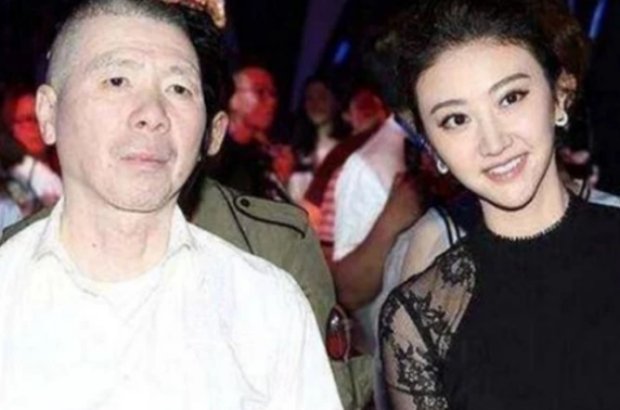 原创 冯小刚和谁拍照都一脸冷漠,徐帆也不例外,唯独遇见她画风大变! 永利娱乐澳门