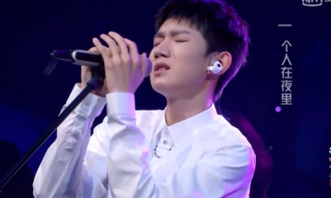 我是唱作人王源,哭着跑下舞台!现场发生什么了