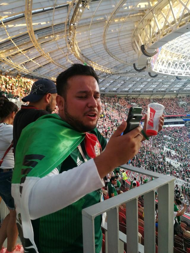 战胜德国墨西哥球迷有多疯!进球时下起了啤酒