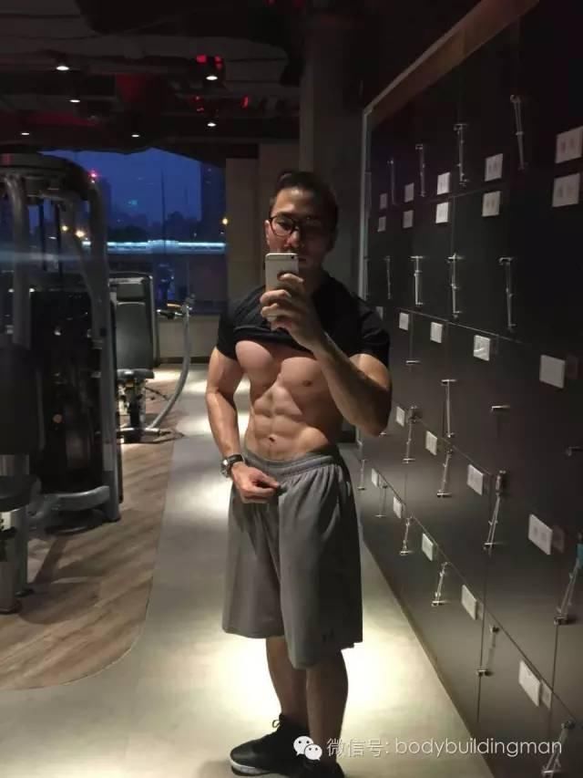 “当时肚子有肥肉,想练出腹肌,想法很单纯”