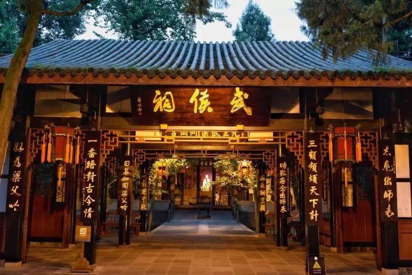 武侯祠里面不仅仅是一个宗祠模样,里面还有很大的院子,红墙绿竹,小桥