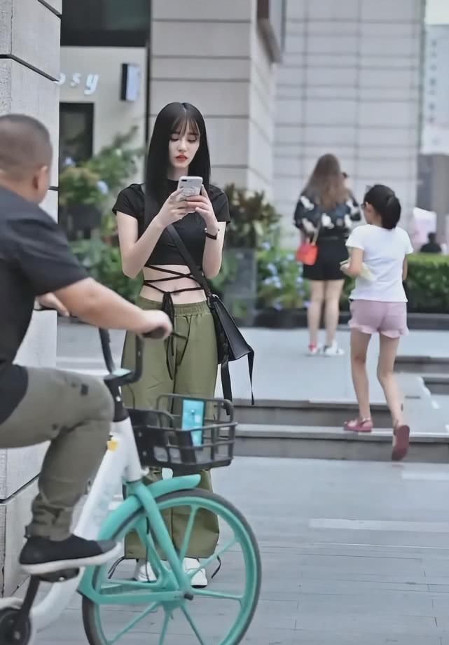 街头突然崛起一款裤子: 叫“抹茶裤”, 显瘦潇洒插图(1) 街头突然崛起一款裤子: 叫“抹茶裤”, 显瘦潇洒插图(1)