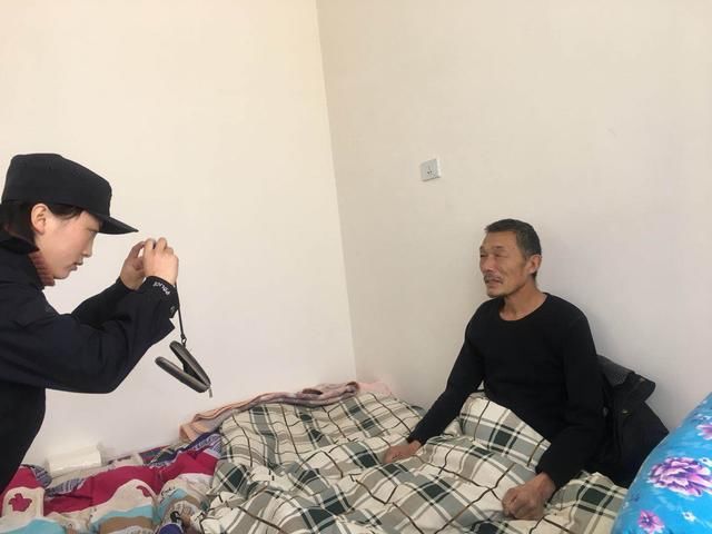 合阳甘井派出所:民警入户办证,群众拍手称赞