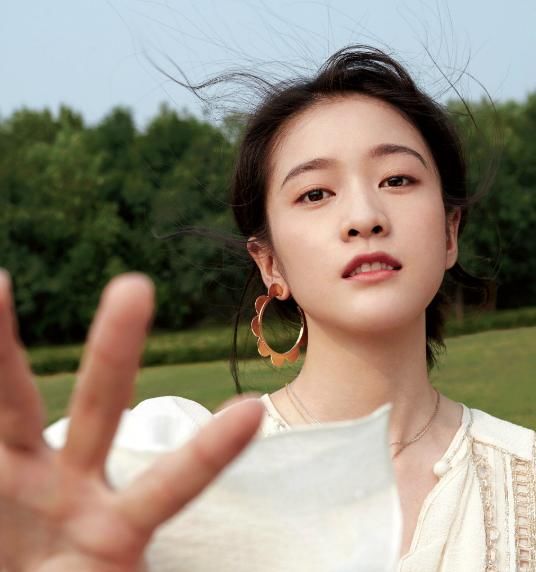 受完了郑爽和张小斐花式坐姿的暴击之后,张雪