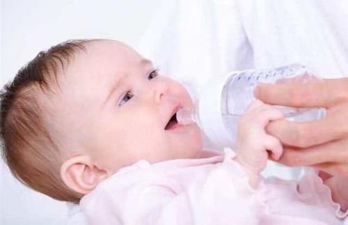 你每天给孩子喝多少水?小心婴儿水中毒!
