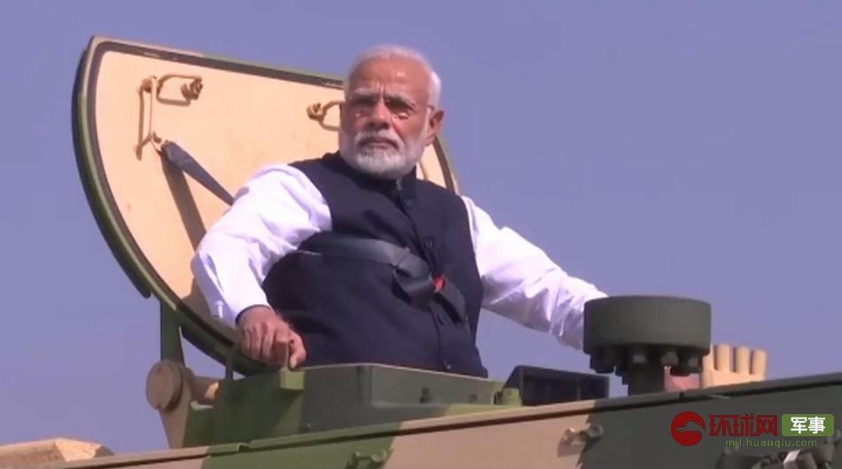 印度制造雄心:莫迪试乘国产自行火炮