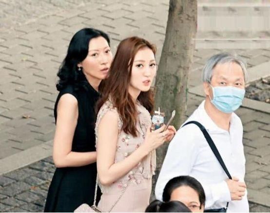 港姐与大40岁富商结婚,一年不到婚姻却黄了,到