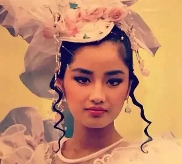 昔日最时尚的谋女郎，惨遭李亚鹏移情别恋后，49岁的她还好吗