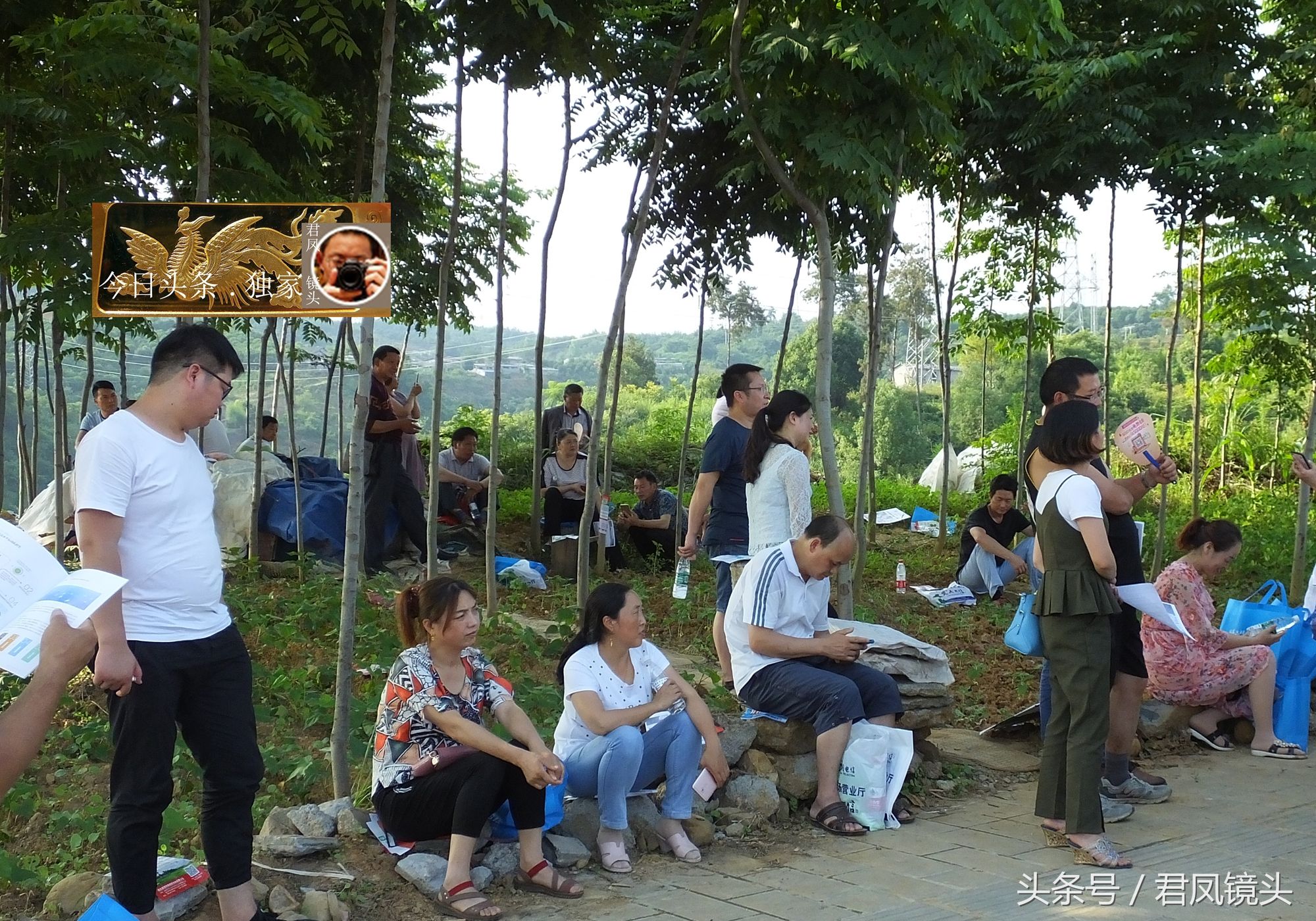 2018年高考趣闻:妈妈抱着二胎男孩陪考!陪考家