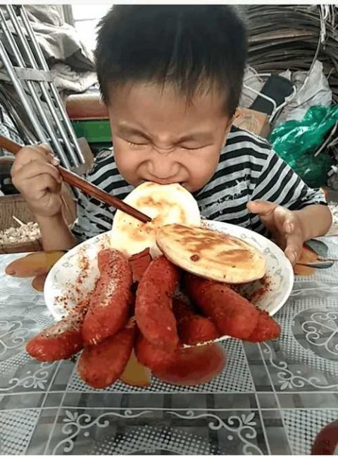 男孩在幼儿园经常喊饿, 看到他在家吃饭的照