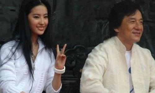 刘亦菲早年和成龙逛故宫,没有美颜和滤镜,网友