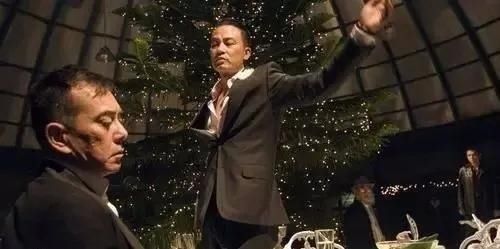 他是周润发同学,拍激情片成名,背景深厚,在香港