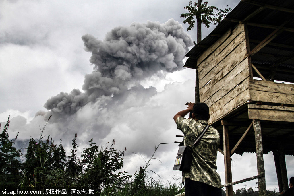 印尼锡纳朋火山喷发活跃 村民围观拍照