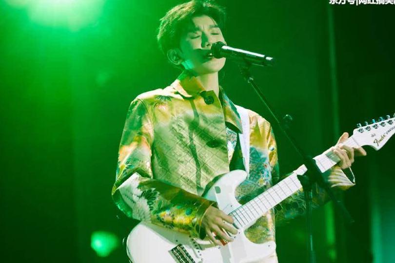 王源去国外读大学,凯源粉送的意见书火了,但唯