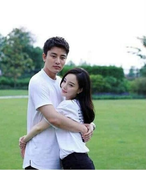 贾乃亮李小璐全家情侣装出游,照片中的亮点你发现了吗