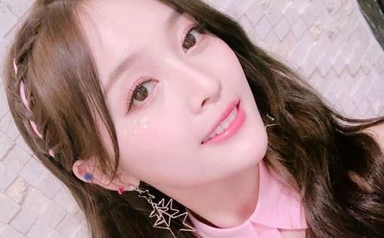 吴宣仪整容前大脸塌鼻旧照,现在看起来精致多