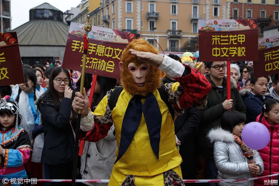 意大利华人游行庆祝春节 民众扮古装出行