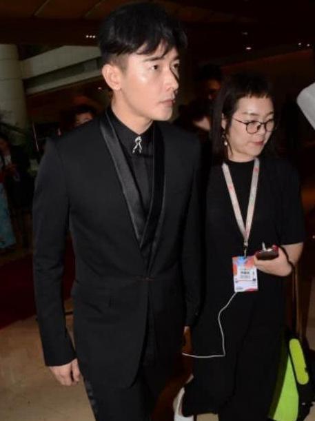 罗晋与女助理挽手臂亮相酒店遭追拍,扭头疾走