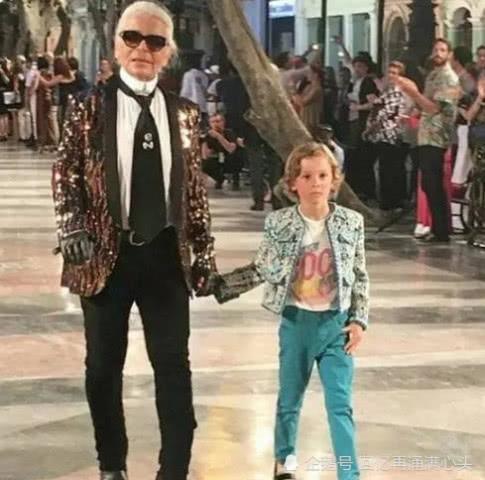 香奈儿老佛爷葬礼,教子小克出现,或将与男友骨