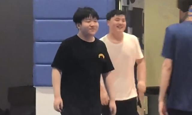 卢本伟跑去跟Uzi一起打篮球 马飞飞用小动作不