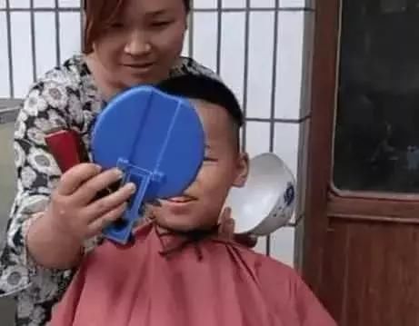 农村妈妈用饭碗这样给儿子理发，网友：这是亲生的？
