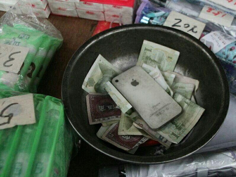 重庆街头“无人雨伞摊”考验诚信，市民买雨伞买纸巾全靠自觉