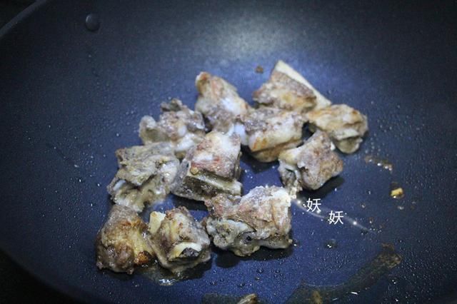 糖醋排骨咬不动?我教您一招，年夜饭备上这道菜，上桌就被抢着吃