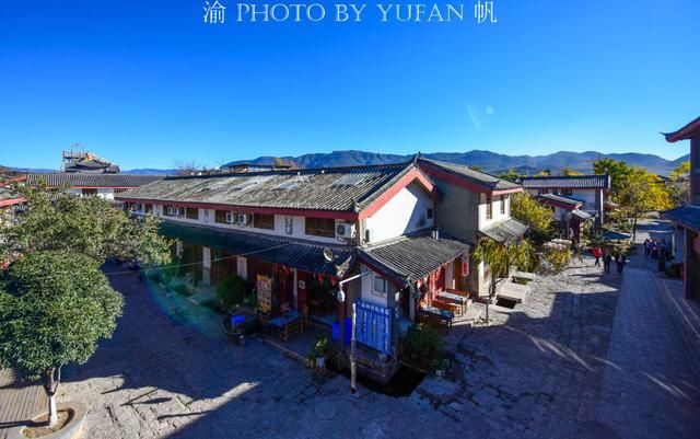 丽江束河古镇15元的早餐，一碗米线一个纳西粑粑，还算合理吧？