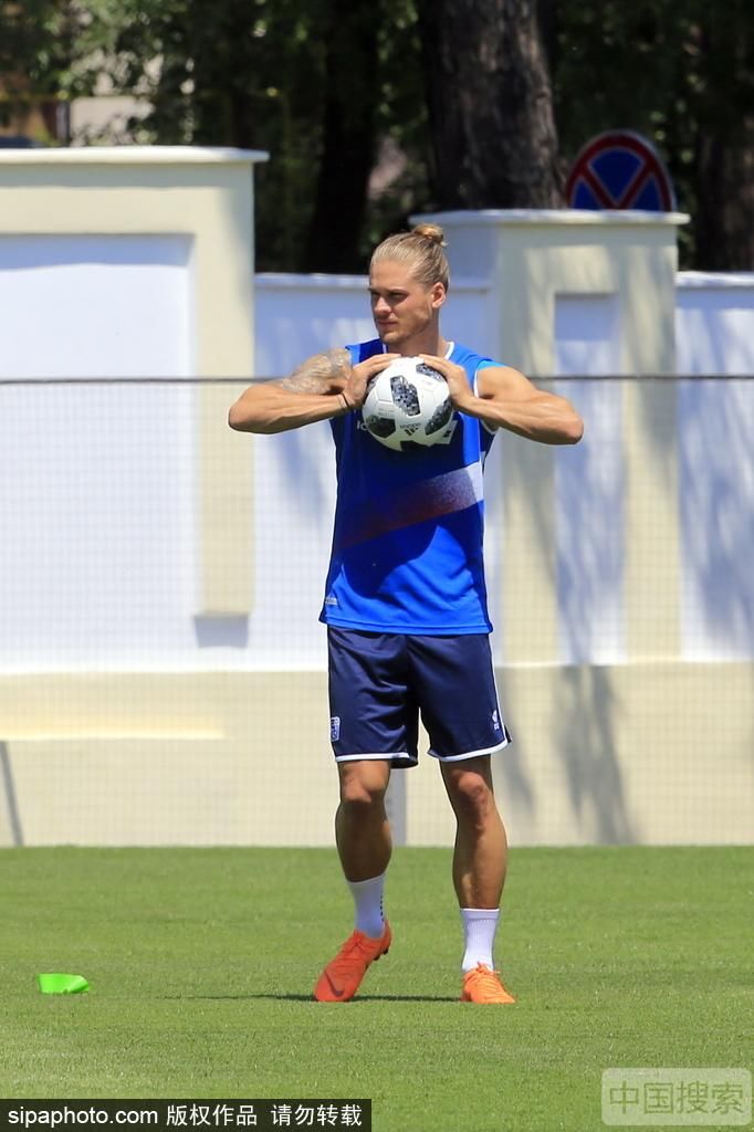 冰岛队举行首堂训练课 高温难挡球迷热情