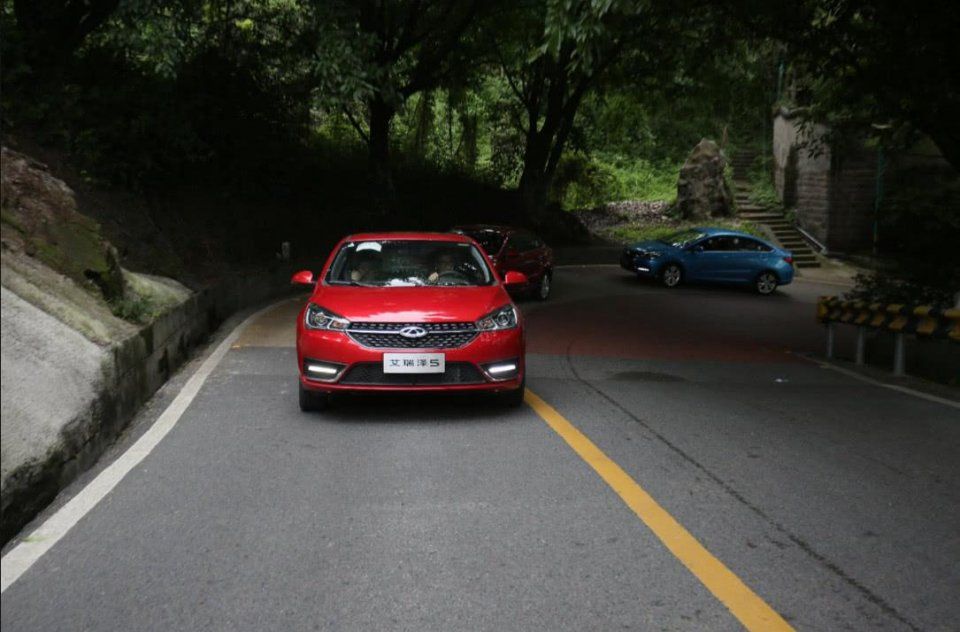 热辣火锅、梦幻夜景、曲折山路,与奇瑞艾瑞泽5探秘魔幻重庆