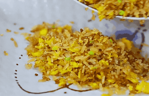 蛋炒饭经常做，但这样做还是第一次，邻居家阿姨都过来学习