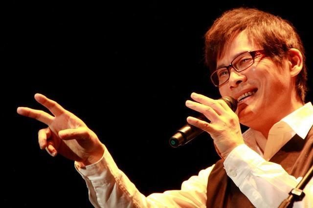 语乐坛教父,曾开演唱会无人问津,自嘲观众席都