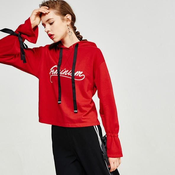 今年网上很火的卫衣棒球服,配上性感打底裤,比