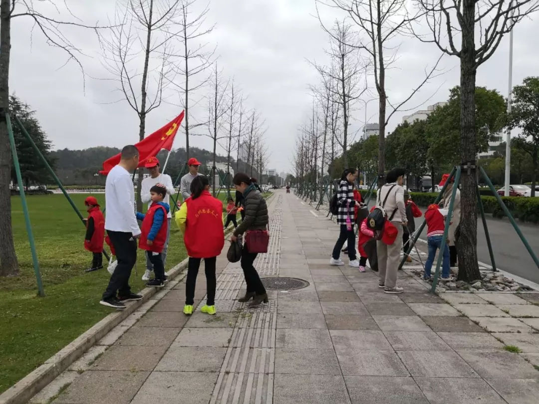 兴业银行椒江支行开展绿色环保·捡垃圾公益活动