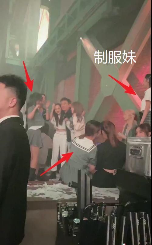 王思聪被众美女包围，左拥右抱二位美女，真是网红美女终结者。