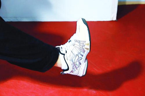 1个勾脚动作,躺着就能做,腿部气血畅通,预防血