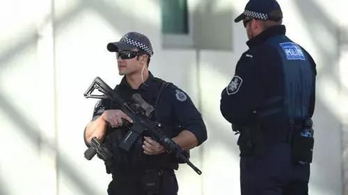 在澳洲遇到抢劫,制服歹徒却被警察教训,还差点