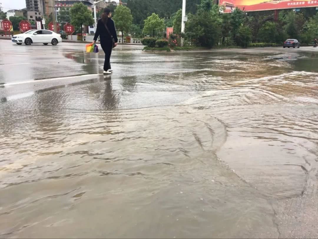 夜间降雨，清水江涨水，凯里岑巩个别街面被淹！