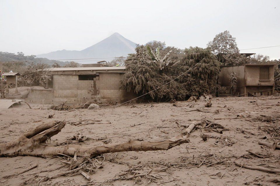 危地马拉火山喷发 地表火山灰堆积如暴雪过境