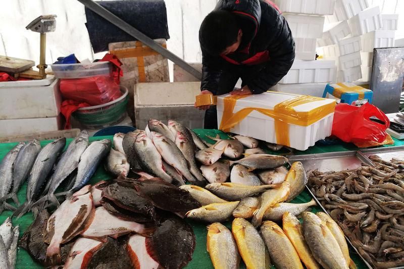 海鲜价廉物美 青岛人回家过年标配年货 海鲜市场买海鲜像搬家