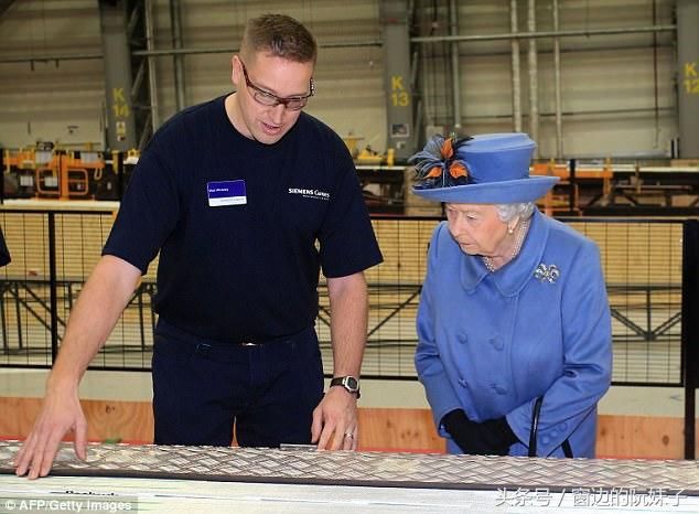 91岁英国女王驾到文化之城 雾霾蓝套装精神