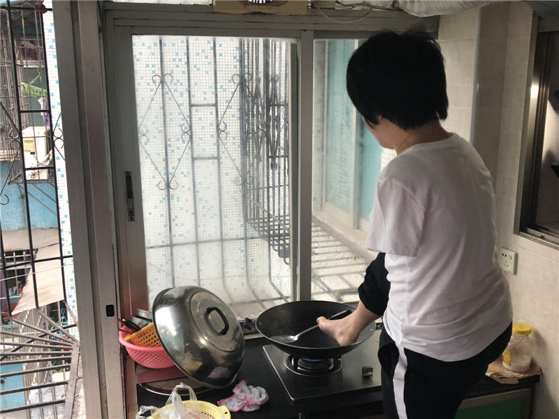 省残泳冠军谭小凤:能够用脚做的事情就自己做