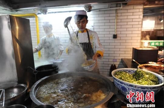 兰州牛肉拉面“端上”旅游列车 特色美食飘香“丝路”