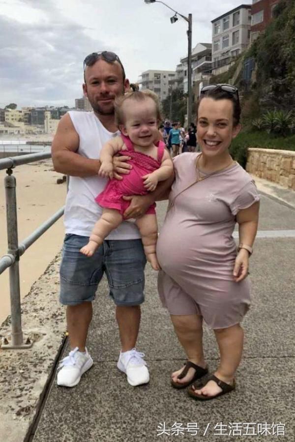 澳洲侏儒症家庭照片网上蹿红,乐观生活态度感