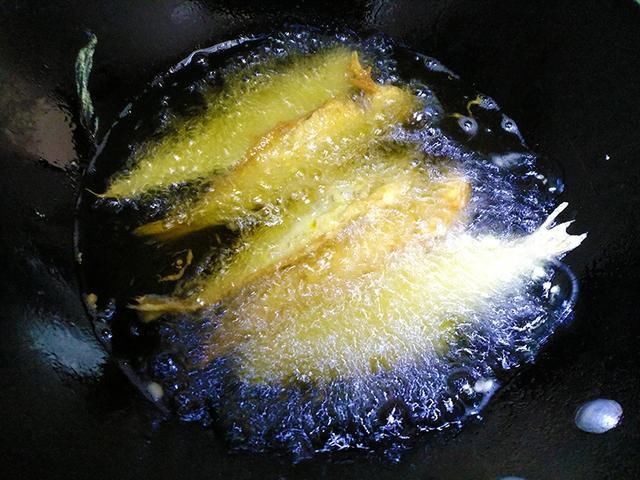 香煎马口鱼,只需这两步,外脆里嫩连刺都酥了!