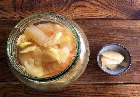 牙膏能祛斑?白醋+地里的金疙瘩,睡前抹脸上,斑