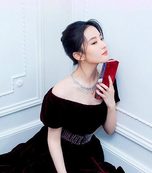 刘亦菲长裙优雅高贵,宋慧乔烟熏妆不惧生图,两位女神难分高下 亚洲通官网